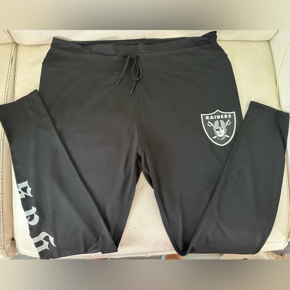 LAS VEGAS RAIDERS official NFL leggings! ☠️🖤 size 1X